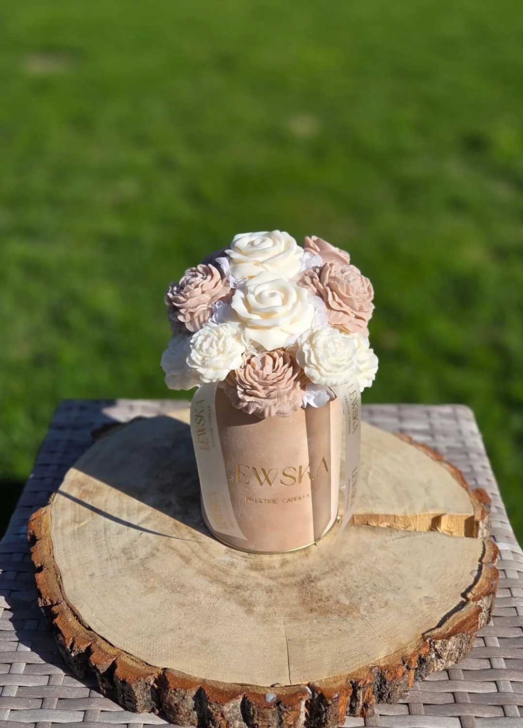 Flowerbox  M beżowy. Kwiaty beżowo-białe 