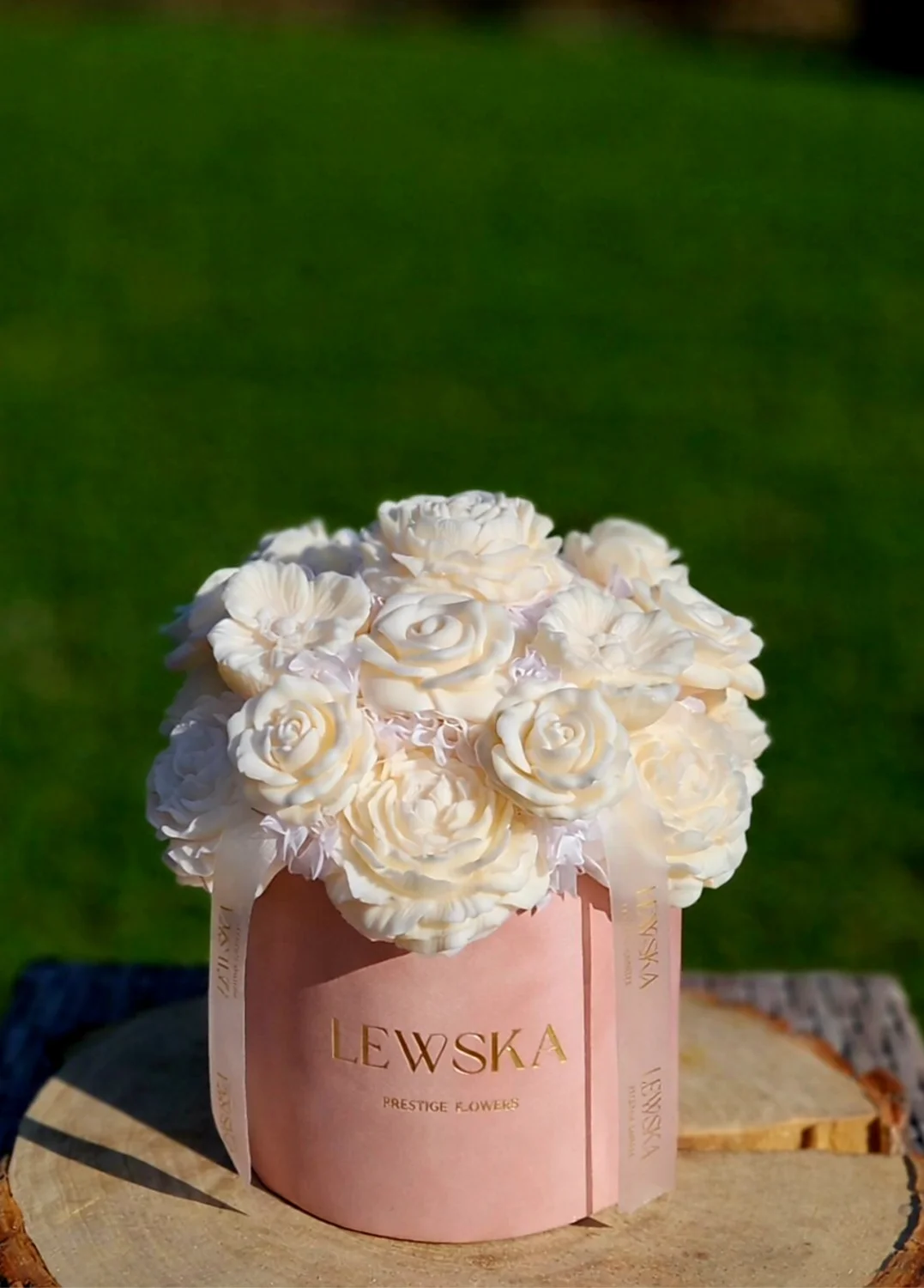 Flowerbox L pudrowy róż. Mix kwiatów białych