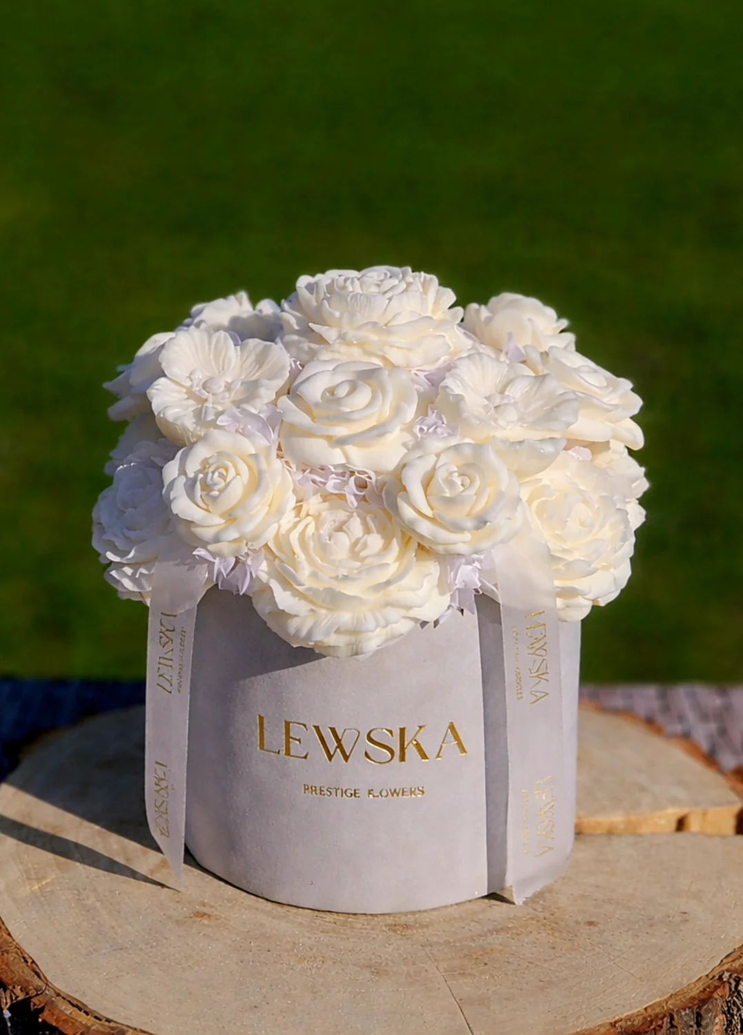 Flowerbox sojowy L szary. Mix bialych kwiatów.