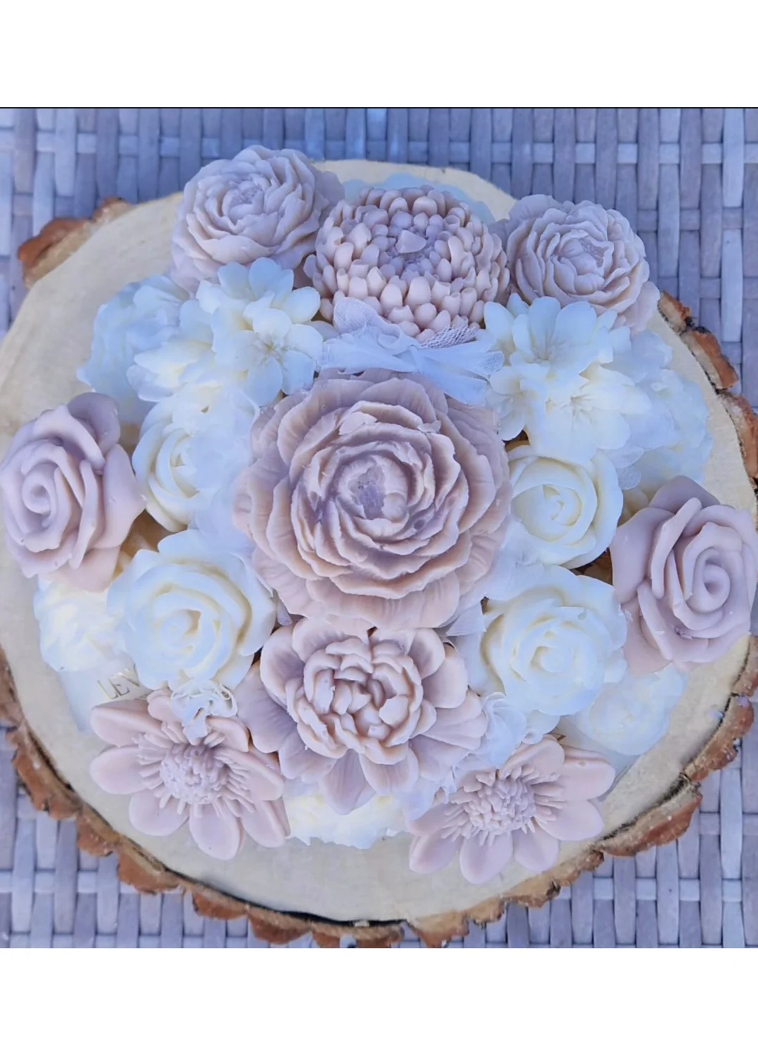 Flowerbox L  mix biało- beżowych kwiatów. Kolor pudełka do wyboru.