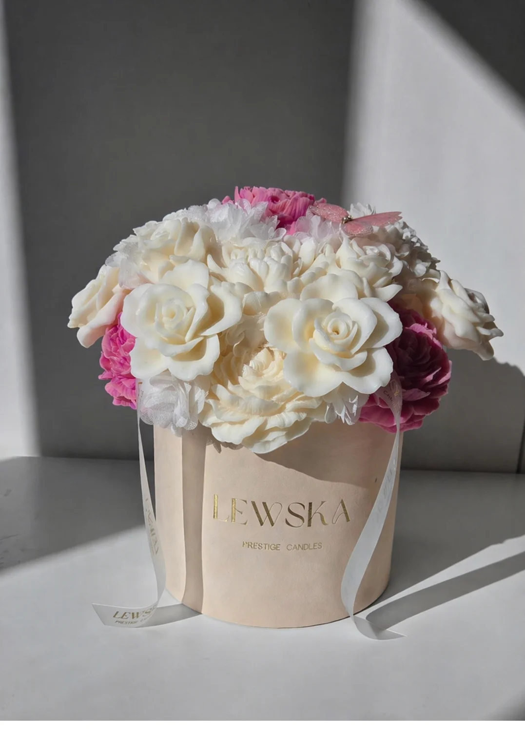 Flowerbox L kwiaty biało- malinowe. Kolor pudełka do wyboru