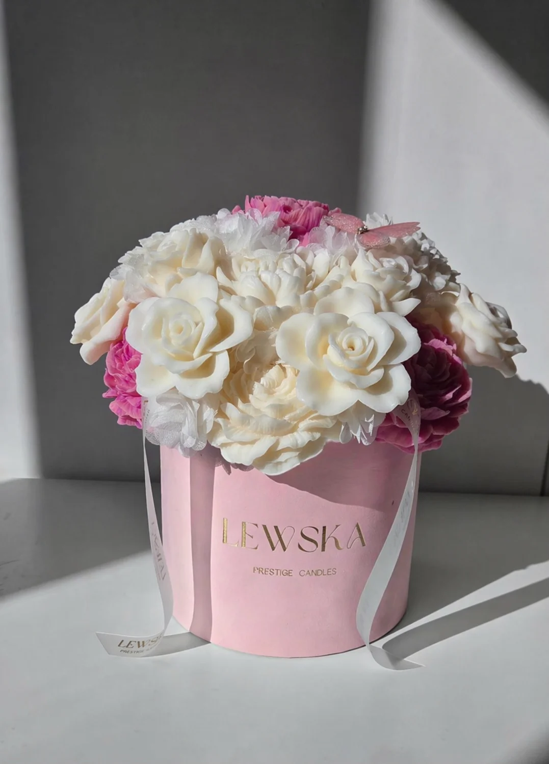 Flowerbox L kwiaty biało- malinowe. Kolor pudełka do wyboru