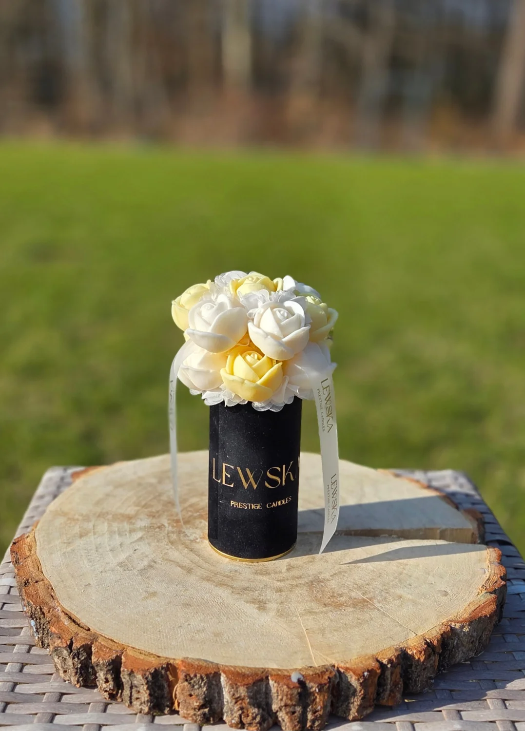 Flowerbox sojowy  S czarny biało-żółte róże Zaczarowany Ogrod