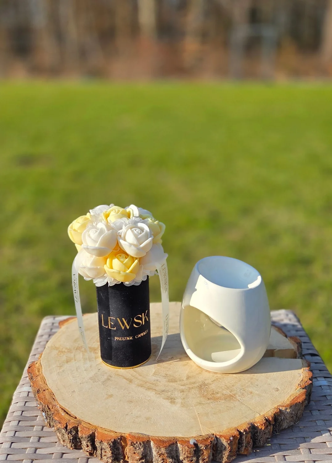 Flowerbox sojowy  S czarny biało-żółte róże Zaczarowany Ogrod