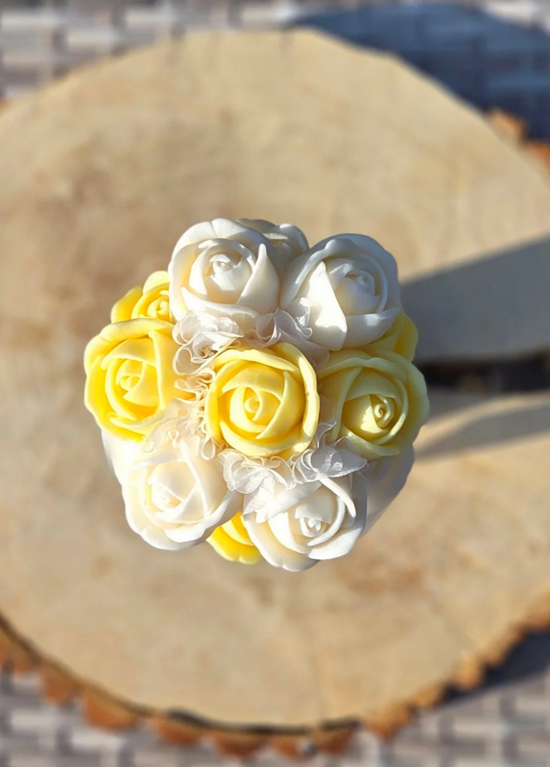 Flowerbox sojowy  S czarny biało-żółte róże Zaczarowany Ogrod