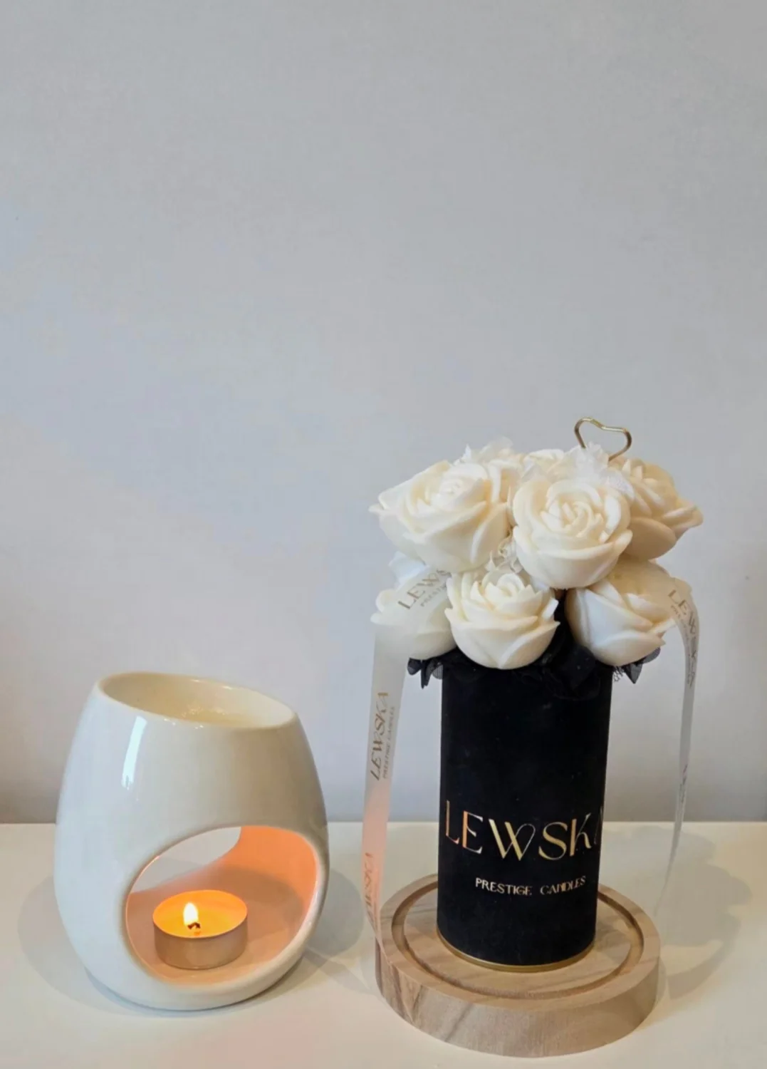 Flowerbox sojowy  S czarny białe róże Elegancka Kobieta